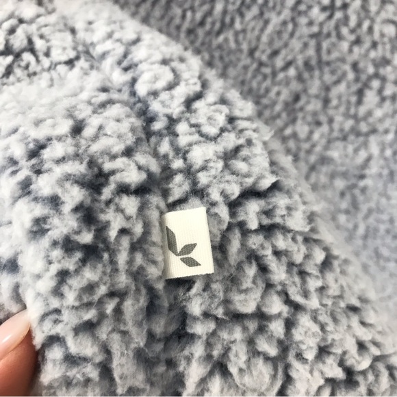 Koolaburra by UGG Frosted Blue Two Tone Sherpa Vest w/Pockets - Picture 4 of 7